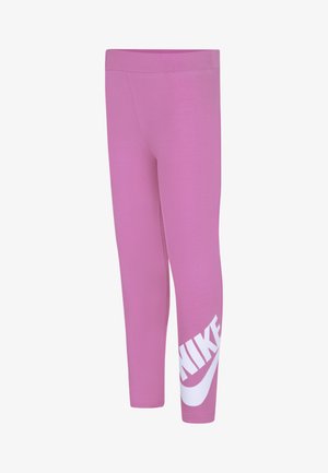 Leggings rosas hechos de un material elástico con una textura suave. Presentan un gran logo blanco de Nike en la parte inferior de la pierna izquierda.