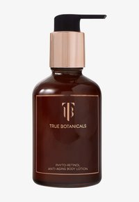 Bouteille en verre marron avec une pompe noire et une touche dorée. L'étiquette indique "True Botanicals Phyto-Retinol Lotion Corporelle Anti-Âge."