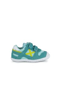 Zapatillas en color azul verdoso con materiales de malla y gamuza, que presentan acentos en amarillo, suela blanca y dos correas de gancho y bucle para un cierre fácil.