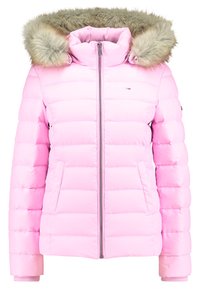 Rosa Daunenjacke mit Kapuze aus mit Fell besetztem Material, Reißverschluss, gestepptem Design, seitlichen Taschen und gerippten Bündchen. Weiche Textur und warme Isolierung.