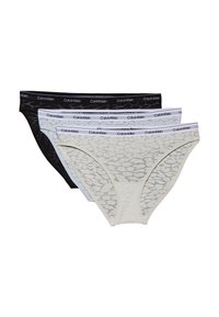 Három darab csipke bikini alsó, fekete, fehér és világoskék színben, a Calvin Klein logójával az elasztikus derékpántokon, áttetsző textúrával.