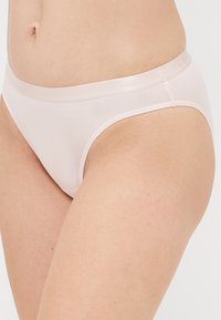 Gaiši rozā bikīni apakšveļa ar gludu tekstūru, kas apstrādāta ar mīkstu elastīgu jostasvietu, uz kuras ir iegravēts zīmola nosaukums "BOSS."