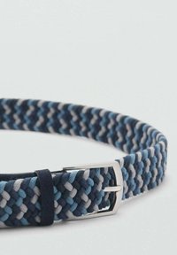 Vävd bälte i nyanser av blått och grått, med en silverfärgad metallspänne och en texturerad elastisk design för flexibilitet.