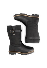 Een paar zwarte leren laarzen tot halverwege het kuit met robuuste zolen, een zijgesp en een tan kleurige rand boven de zool op een witte achtergrond.