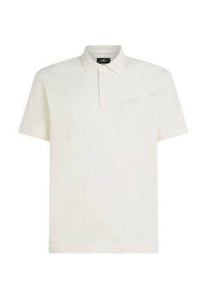 Wit poloshirt van gestructureerde stof, met een kraag, drie knopen en een klein logo op de linkerborst. Korte mouwen.