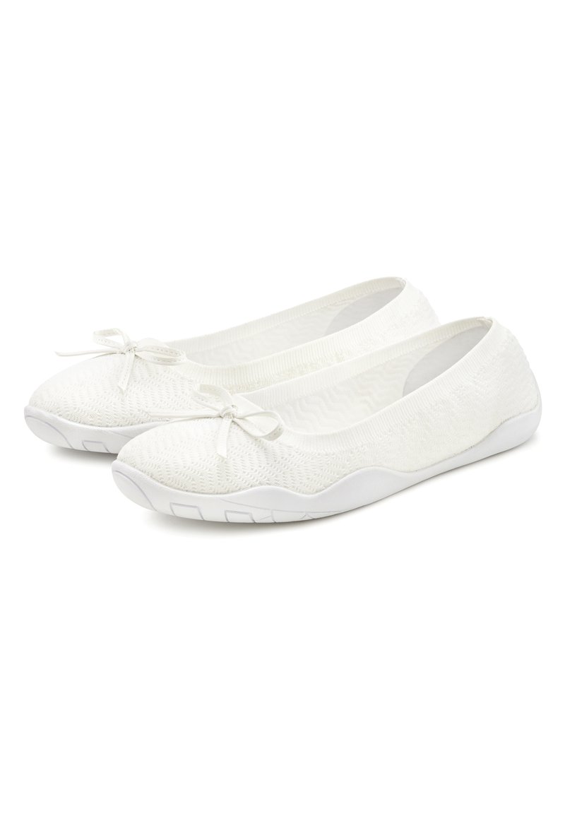 Scarpe bianche piatte con una tomaia in maglia testurizzata, dettaglio a fiocco sulle punte e suola in gomma bianca flessibile per comfort e facilità di movimento.