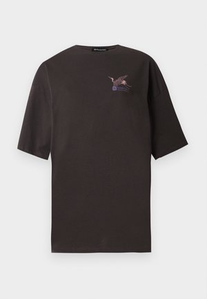 T-shirt noire oversize à manches courtes avec une petite grue rose et le texte "Sakura" sur le haut du côté gauche de la poitrine.