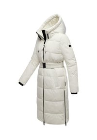 Lange witte pufferjas met capuchon, ceintuur in de taille, zwarte accenten en een geïsoleerd ontwerp. Kenmerkt zich door een gewatteerde textuur en ritssluitingen.
