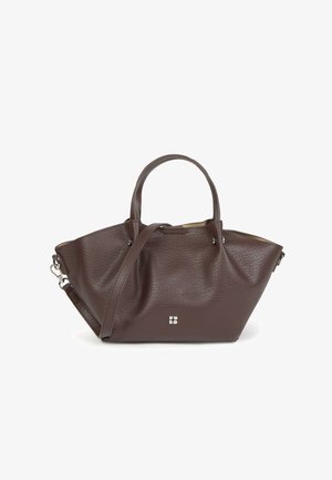 Bolso de mano de cuero marrón con un acabado texturizado, con asas cortas y una correa de hombro desmontable. Pequeño logo metálico en la parte frontal.