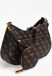 Hobo-käsilaukku tekstuurisessa mustassa materiaalissa, jossa on kultasävyisiä varusteita ja irrotettava pyöreä pussi, koristeltuna toistuvalla logo-kuviolla.