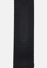 Svart vävd tygrem med präglad "Valentino"-logotyp. Rektangulär form med en slät yta och en konsekvent design genom hela remmen.