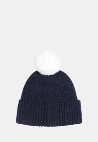 Cappello lavorato a maglia blu navy con texture a coste e un pom pom in finta pelliccia bianco sulla sommità. Presenta un risvolto per una vestibilità regolabile.