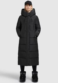 Schwarze Daunenjacke mit Kapuze, die ein langes Design, horizontale Nähte und Fronttaschen aufweist. Mattes Textur mit einem eleganten Finish.