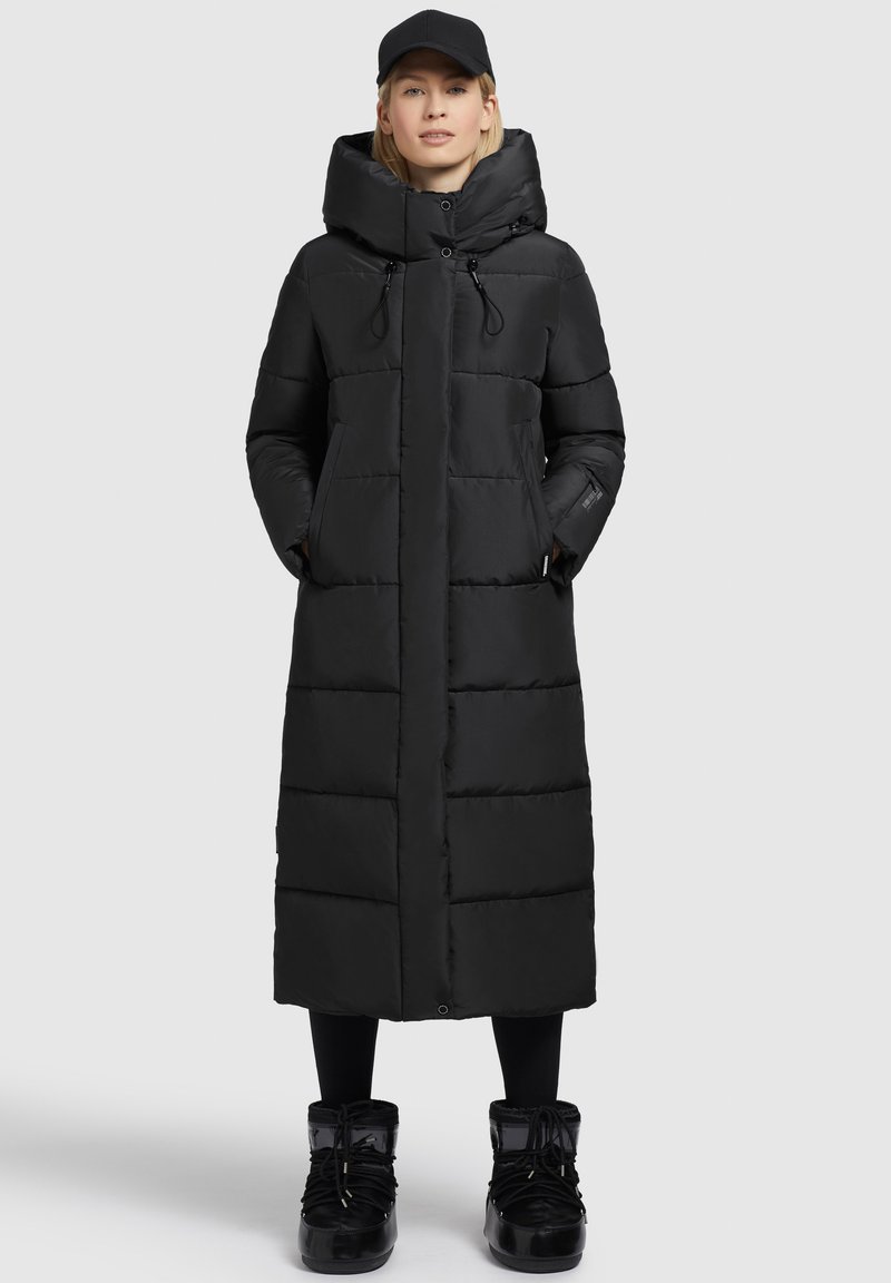 Schwarze Daunenjacke mit Kapuze, die ein langes Design, horizontale Nähte und Fronttaschen aufweist. Mattes Textur mit einem eleganten Finish.
