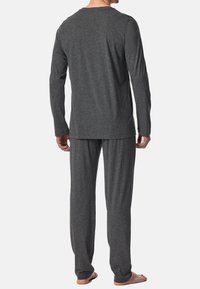 Graues Longsleeve-Oberteil und Hosen-Set. Leicht und mit weicher Textur. Einfaches Design mit entspannter Passform. Keine Muster oder sichtbare Hardware.