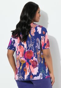 Camicia a maniche corte a fiori in blu navy con motivi acquerellati in rosa e viola, caratterizzata da un collo rotondo e una vestibilità comoda.