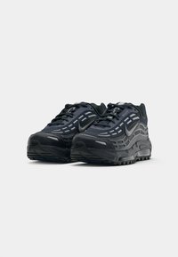 Par crnih i tamno sivih Nike Air Max 95 tenisica s gornjim dijelom od mrežastog i sintetičkog materijala, postavljenih jedna pored druge na bijeloj pozadini.