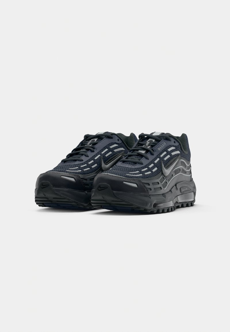 Ein Paar schwarze und dunkelgraue Nike Air Max 95 Sneakers mit Obermaterial aus Mesh und Synthetik, nebeneinander auf einem weißen Hintergrund platziert.