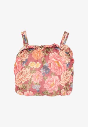 Haut court fleuri rose avec encolure à volants et fines bretelles, présentant de grandes fleurs dans des tons de rose, jaune et violet avec des feuilles vertes.