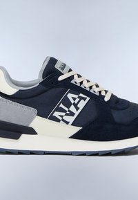 Scarpa da ginnastica blu navy e grigia con lacci bianchi, suola bianca e nera e logo "NAPA" sul pannello laterale.