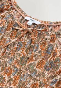 REGULAR FIT - SHORT SLEEVE - Dzsörzéruha - light pink ditsy floral