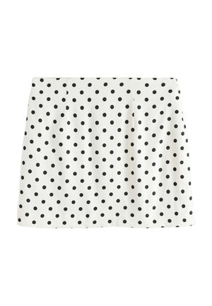 Weißer gerader Rock mit gleichmäßig verteilten schwarzen Polka-Dots und dezenten vorderen Falten, flach auf weißem Hintergrund liegend.