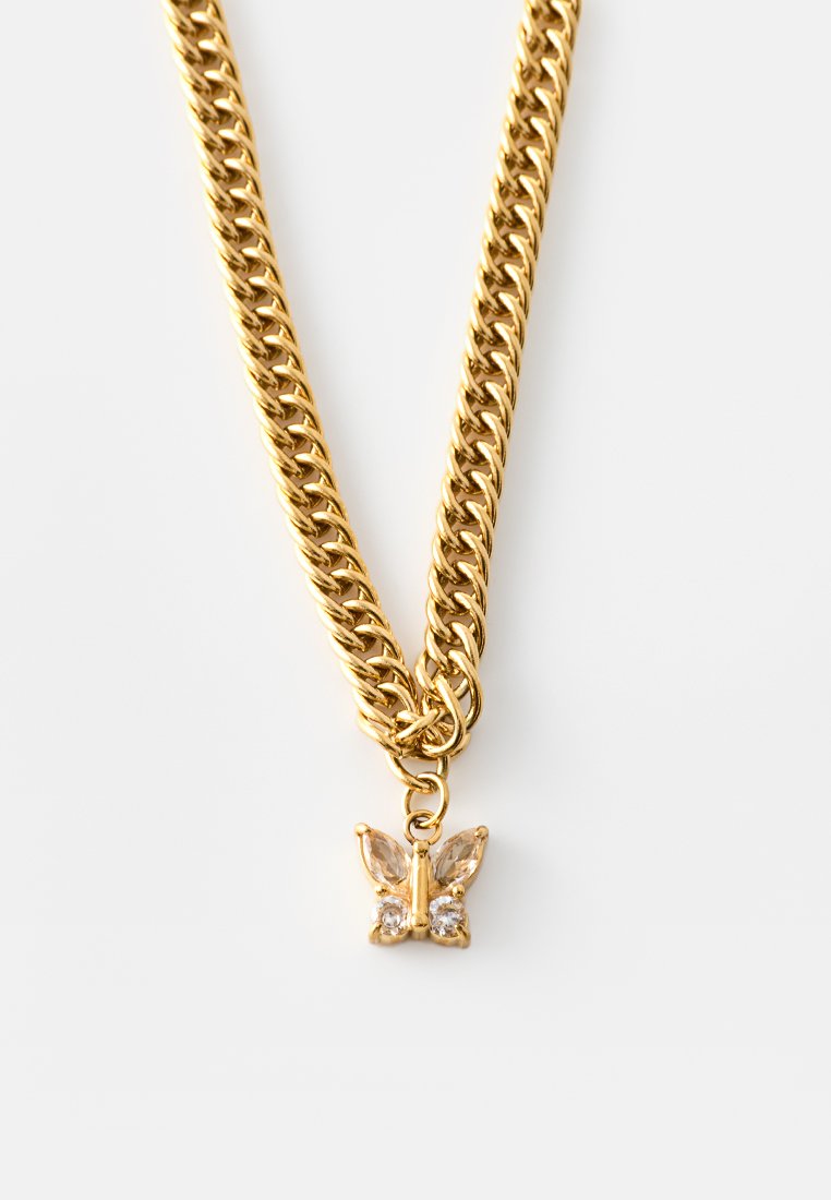 Goldkette mit einem großen Glieddesign und einem Schmetterlingsanhänger, der mit klaren Edelsteinen verziert ist und somit ein strukturiertes und glänzendes Erscheinungsbild schafft.