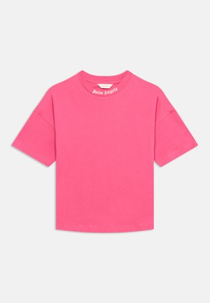 Φουξ κοντομάνικο T-shirt με cropped εφαρμογή και λευκό κείμενο "Palm Angels" τυπωμένο μέσα στο γιακά σε απλό φόντο.