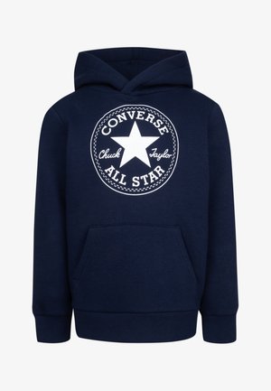 Mornarsko modra kapuca s kenguru žepom, ki ima velik bel krožni logotip s zvezdo in besedilom "Converse Chuck Taylor All Star".