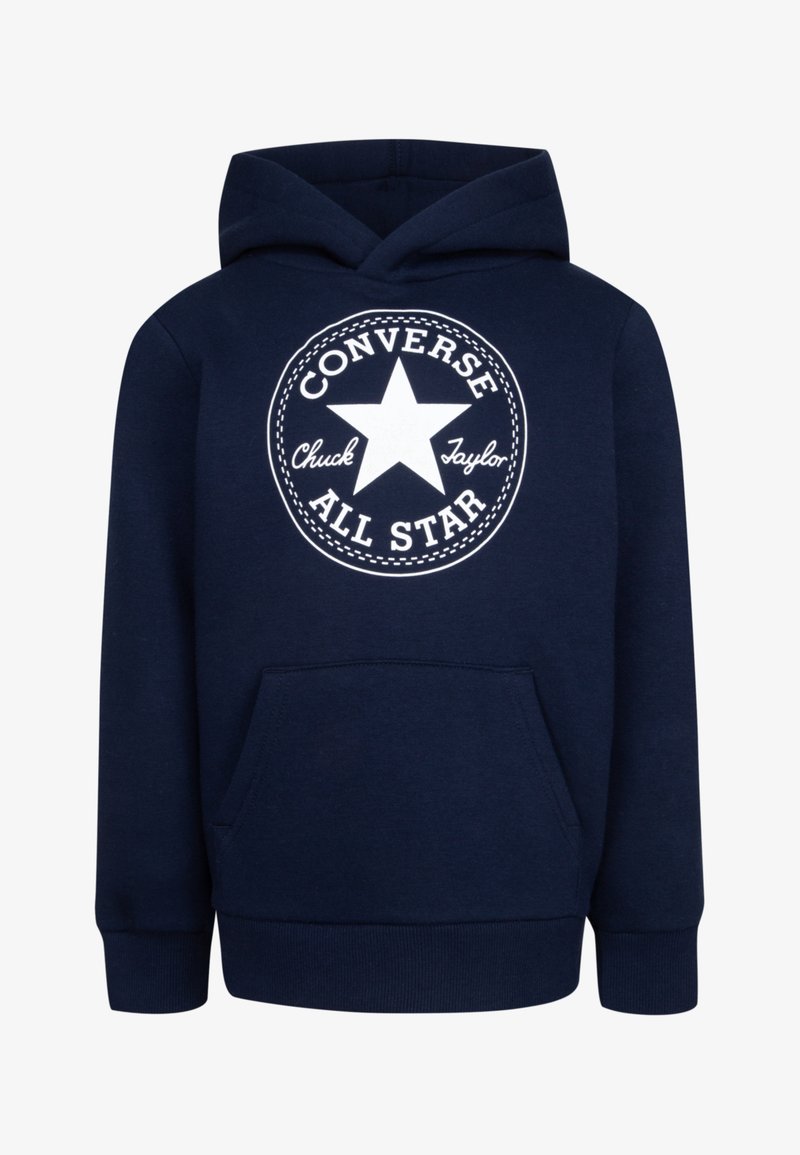 Navy mėlynas džemperis su kengūros kišene, su dideliu baltu apskritu logotipu, kuriame pavaizduota žvaigždė ir tekstas "Converse Chuck Taylor All Star".