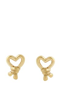 Pendientes en forma de corazón de oro con un diseño abierto, acabado suave prominente y pequeños acentos decorativos en la base.