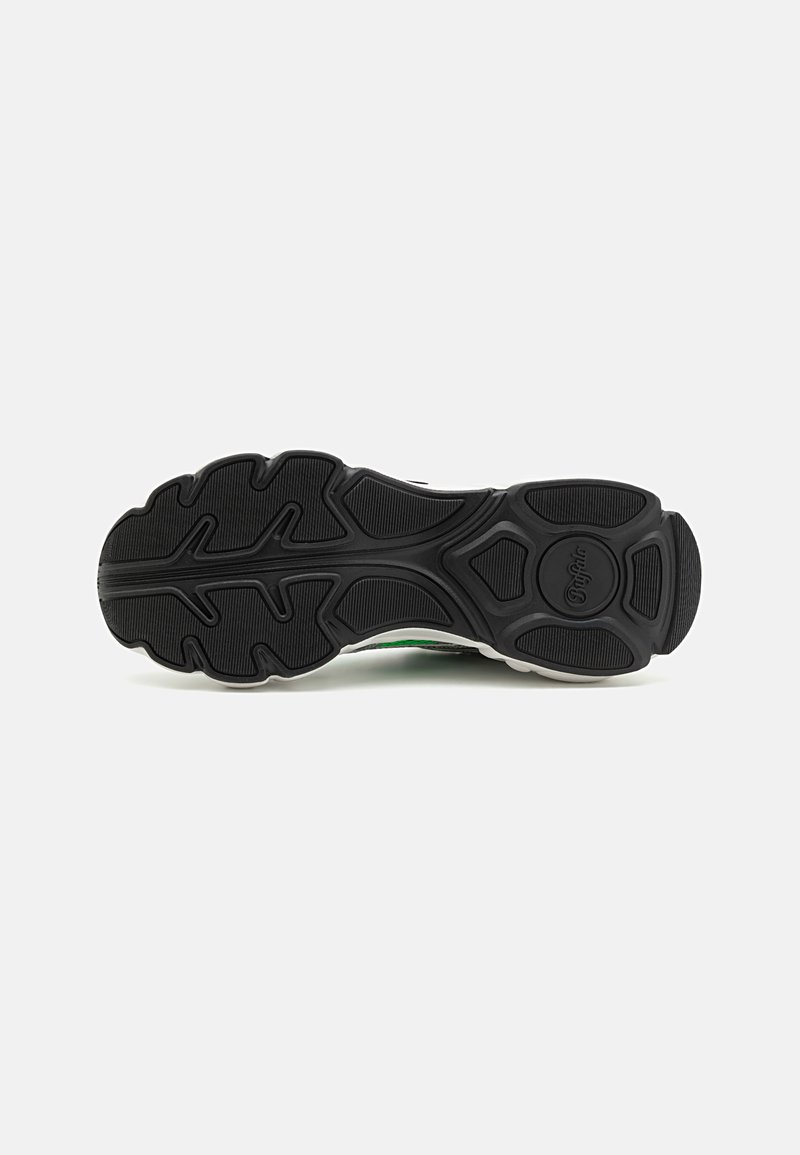 Sole di scarpa sportiva nera con un motivo di gomma testurizzata. Scanalature evidenti per la trazione e un logo circolare al centro.
