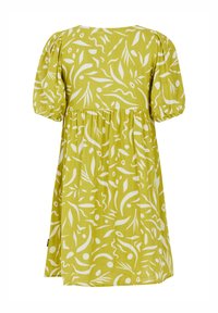 Kurzärmeliges, knieumspielendes Kleid aus verblasstem grünen Baumwollstoff mit weißen abstrakten Blatt- und Wirbelmustern, das eine geraffte Taille und einen runden Halsausschnitt hat.