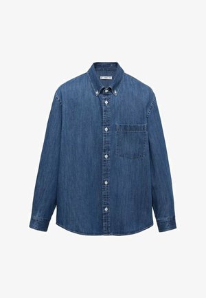 Jeansskjorta med knappar i mörkblått, med spetsig krage, långa ärmar och en frontficka. Slät textur och hållbart material.