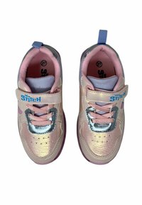 Sneakers per bambini rosa e argento con strap in velcro, materiale superiore lucido, dettagli testurizzati e suola viola. Taglia etichettata come 27.
