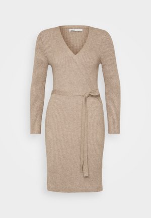 Beige ribbestrikket omslagskjole med lange ermer, V-hals og knyttet midje. Glatt tekstur, figurnær passform, midi-lengde.