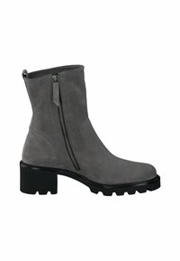 Bottine en suede grise avec une fermeture éclair sur le côté, semelle en caoutchouc noire épaisse, bout arrondi et petit talon empilé. Fini texturé avec des coutures contrastées.
