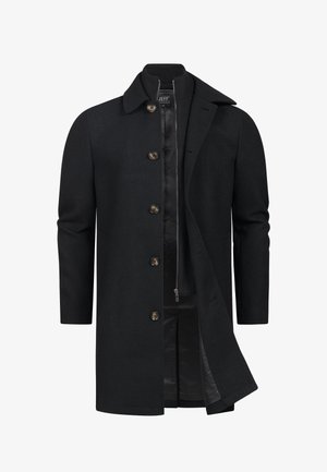 Czarny płaszcz z wełny z kołnierzem, zapięciem na guziki oraz dwiema bocznymi kieszeniami. Wnętrze ma gładką, ciemną podszewkę.