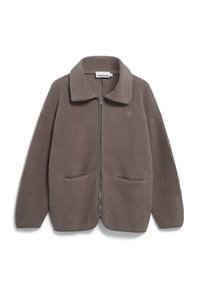 Veste en polaire couleur taupe avec fermeture éclair intégrale, deux poches avant et un large col, posée à plat sur un fond blanc.