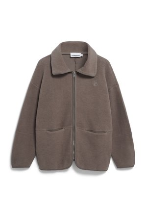 Taupefarbene Fleecejacke mit durchgehendem Reißverschluss, zwei Fronttaschen und einem breiten Kragen, flach auf einem weißen Hintergrund ausgelegt.