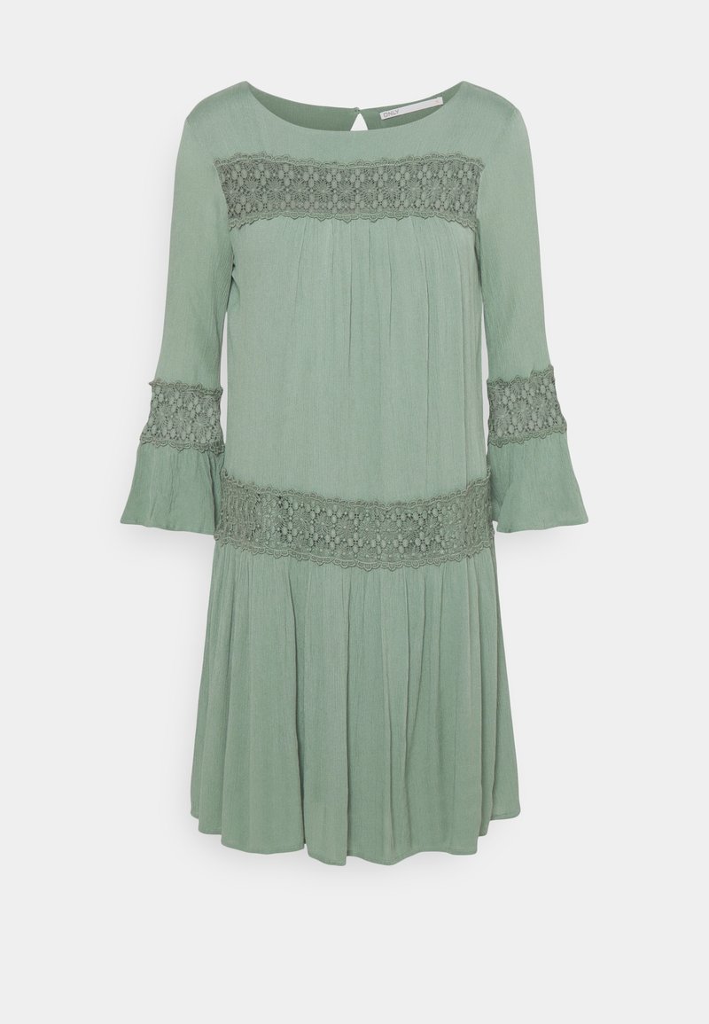 Robe vert clair à manches longues avec des bandes en dentelle florale sur la poitrine, les manches et la taille, avec un col rond et une jupe plissée.