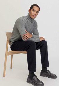 hessnatur SMART RELAXED - Chino - schwarz