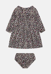 Leopard-print mekko pitkillä hihoilla, kerätty pääntie ja siihen kuuluvat alushousut. Värit: musta, kulta, punainen ja harmaa. Pehmeä kangasmateriaali.