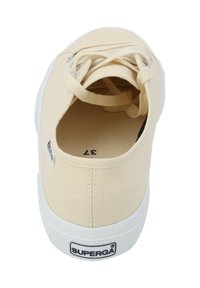 Beige Leinensneaker mit runder Zehenpartie, weißer Gummisohle und flachen Schnürsenkeln. Das Innere zeigt das Größenetikett '37' und das Markenschild auf der Rückseite.