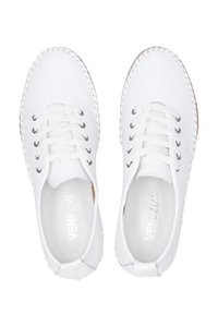 Weiße Ledersneaker mit gewebtem Stitching und sechs Ösen. Verfügt über eine glatte Oberfläche und ein Logo im Inneren des Schuhs.