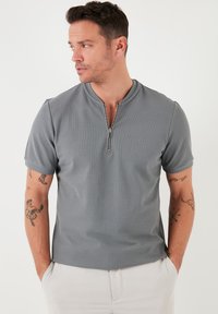 REGULAR FIT - Polo - grey