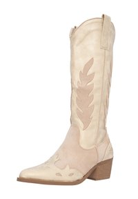 Botas de vaquero de ante beige con punta afilada, recortes decorativos en forma de hoja y un tacón apilado. Presentan un upper suave y acentos contrastantes.