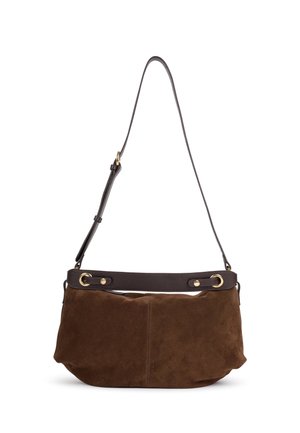 Sac à épaule en daim marron avec sangle en cuir marron foncé réglable et détails métalliques dorés.