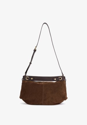 Sac à épaule en daim marron avec sangle en cuir marron foncé réglable et détails métalliques dorés.