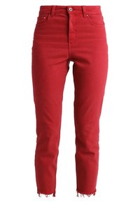 Jean en denim rouge avec une taille haute, une coupe slim et des ourlets effilochés. Doté d'une fermeture à boutons sur le devant et d'un design à cinq poches.